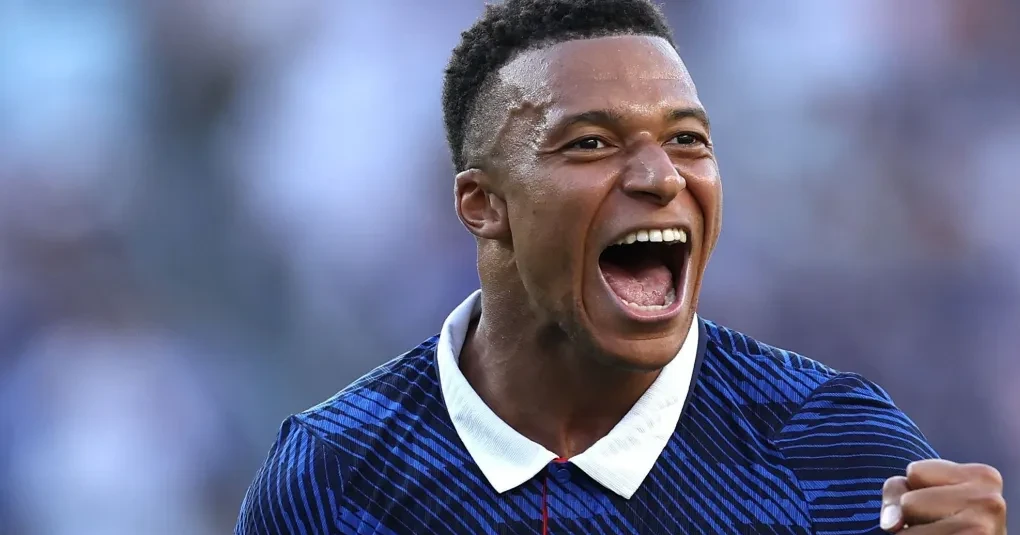 Kylian Mbappé comemorando o gol com a camisa da França no Gillette Stadium