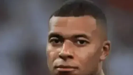 Kylian Mbappé comemorando gol com os braços abertos e torcida ao fundo