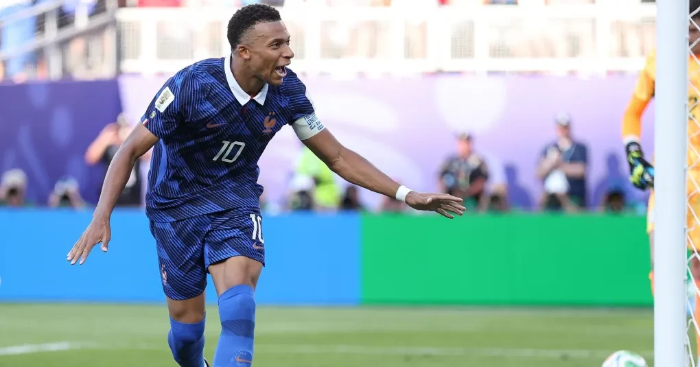 Kylian Mbappé comemorando o gol com a camisa da França no Lincoln Financial Field