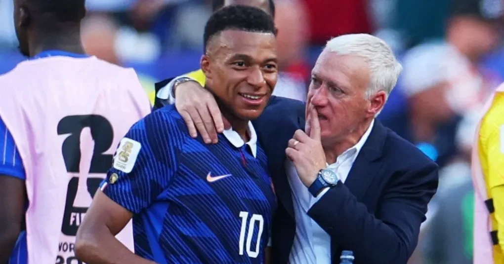 Kylian Mbappé segurando papel com carta, olhando para a câmera