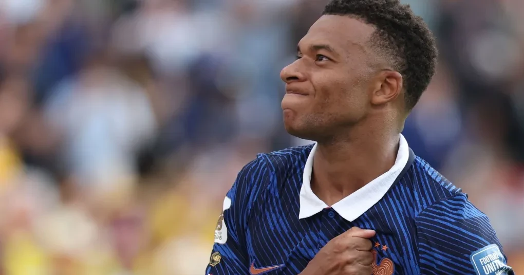 Kylian Mbappé celebrando pela seleção francesa durante partida da Copa do Mundo
