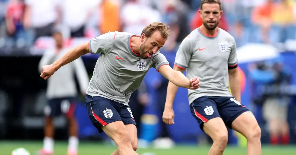 Jordan Henderson sendo atendido no campo após queda sobre o pulso