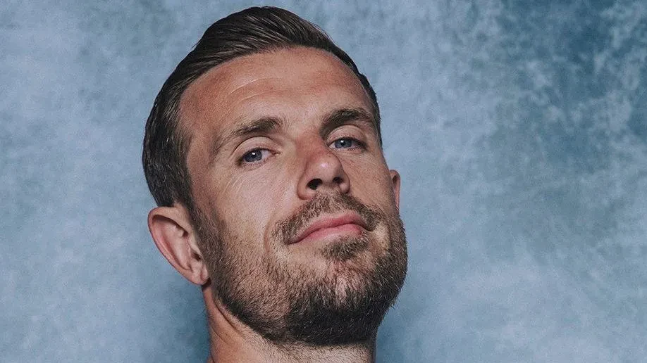 Jordan Henderson com uniforme de treino da seleção inglesa em atividade no campo