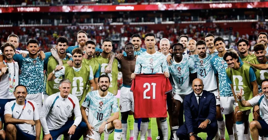 Torcida e telão com homenagem a Diogo Jota durante partida da seleção portuguesa