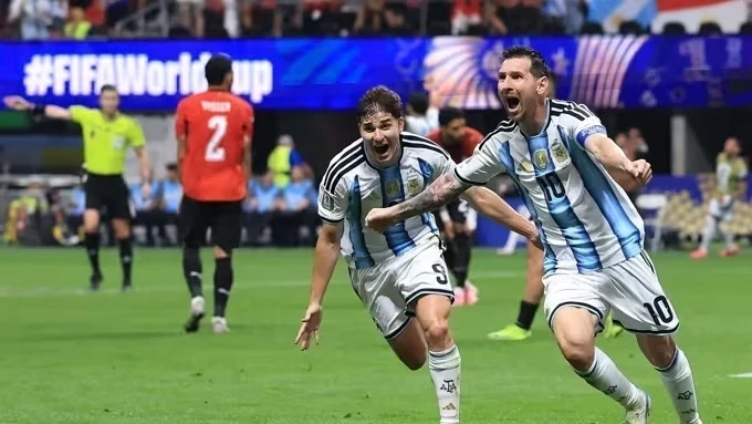 Lionel Messi comemorando gol com a camisa da seleção argentina