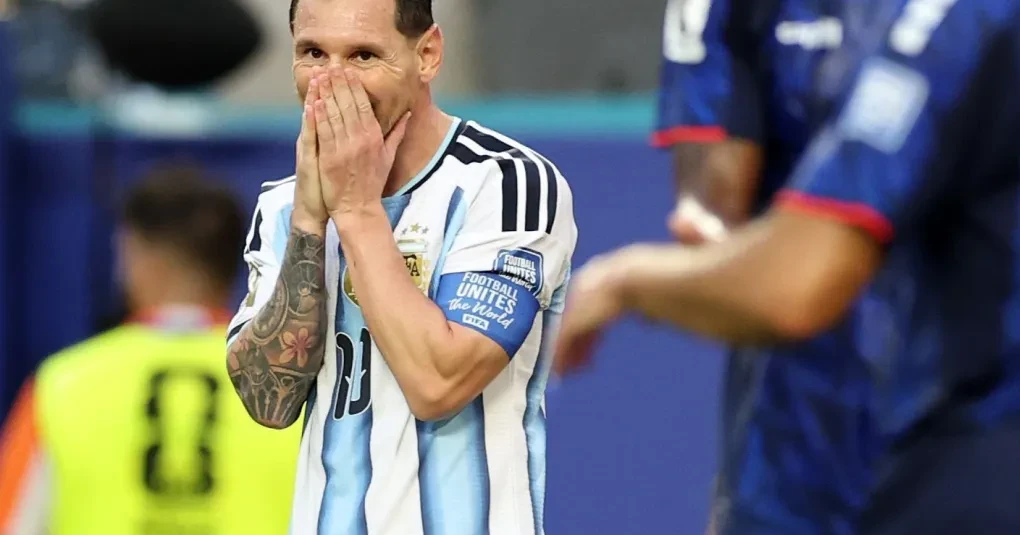 Lionel Messi comemorando após gol pela Argentina contra Cabo Verde no Mercedes‑Benz Stadium