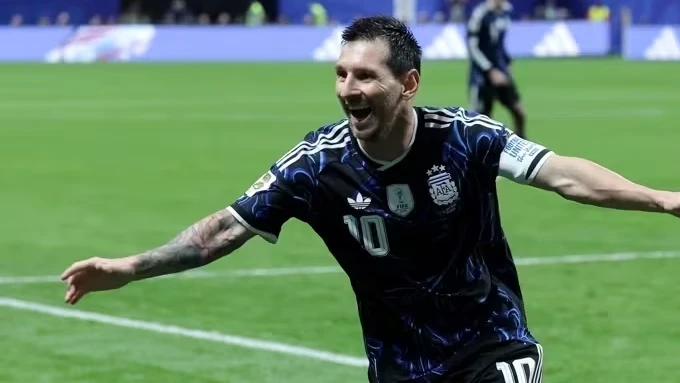 Lionel Messi comemorando com a camisa da seleção argentina