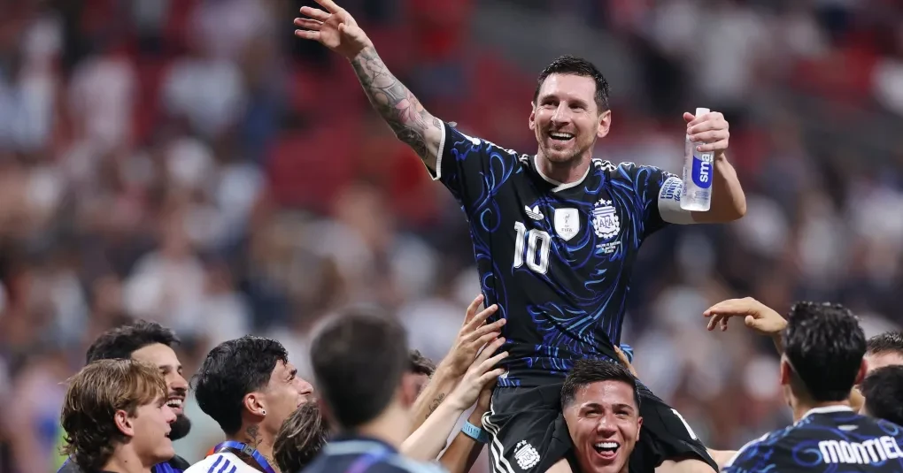 Lionel Messi comemorando com os braços abertos após partida da seleção em Atlanta