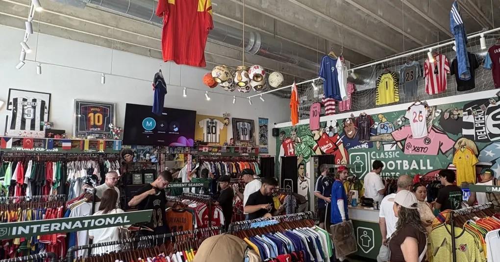 fachada da loja Classic Football Shirts em Wynwood com camisas expostas