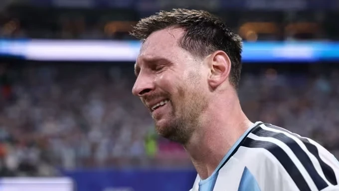Messi emocionado no gramado após a classificação da Argentina