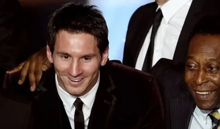 Silas em estúdio comentando comparação entre Messi e Pelé