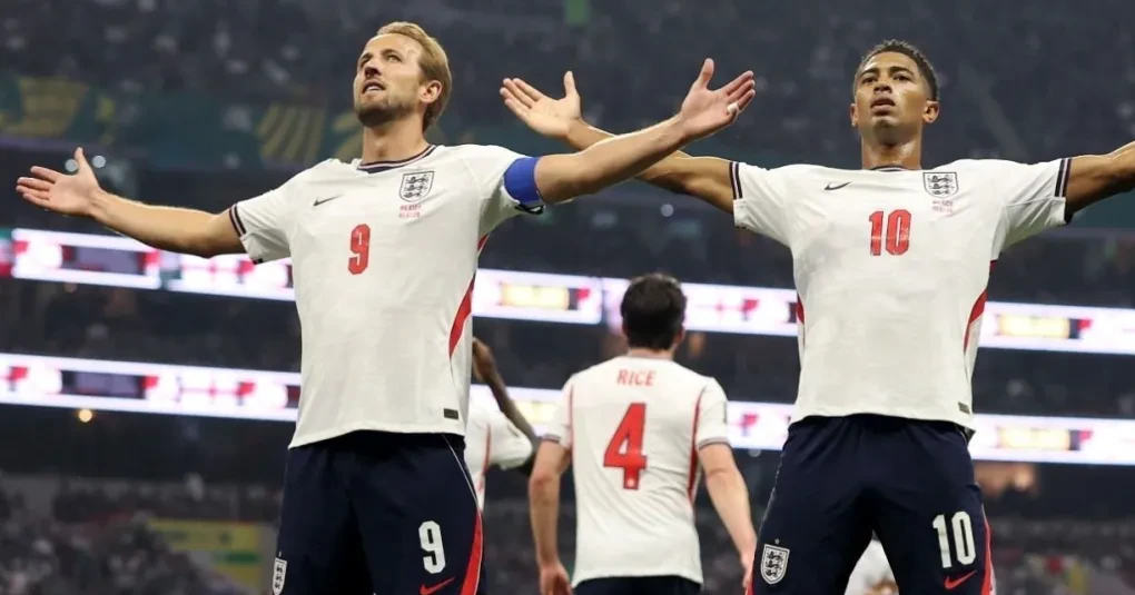 Jogadores da Inglaterra e México disputando a bola no Estádio Azteca sob chuva