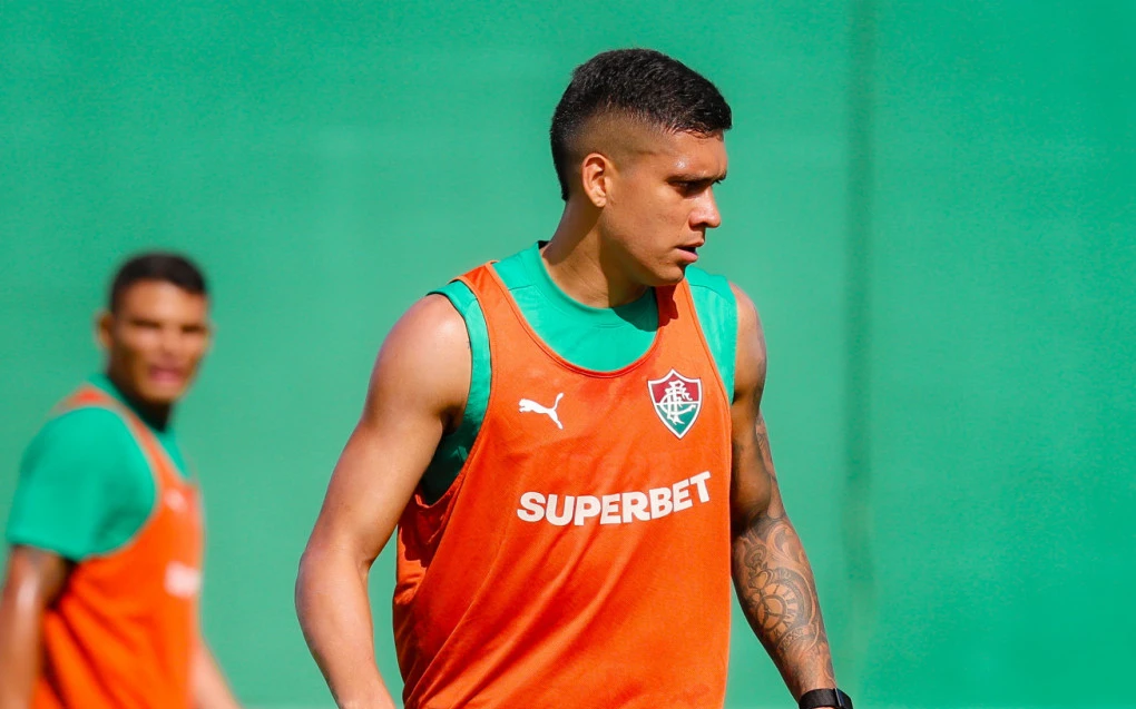 Julián Millán durante treino do Fluminense com bola no gramado