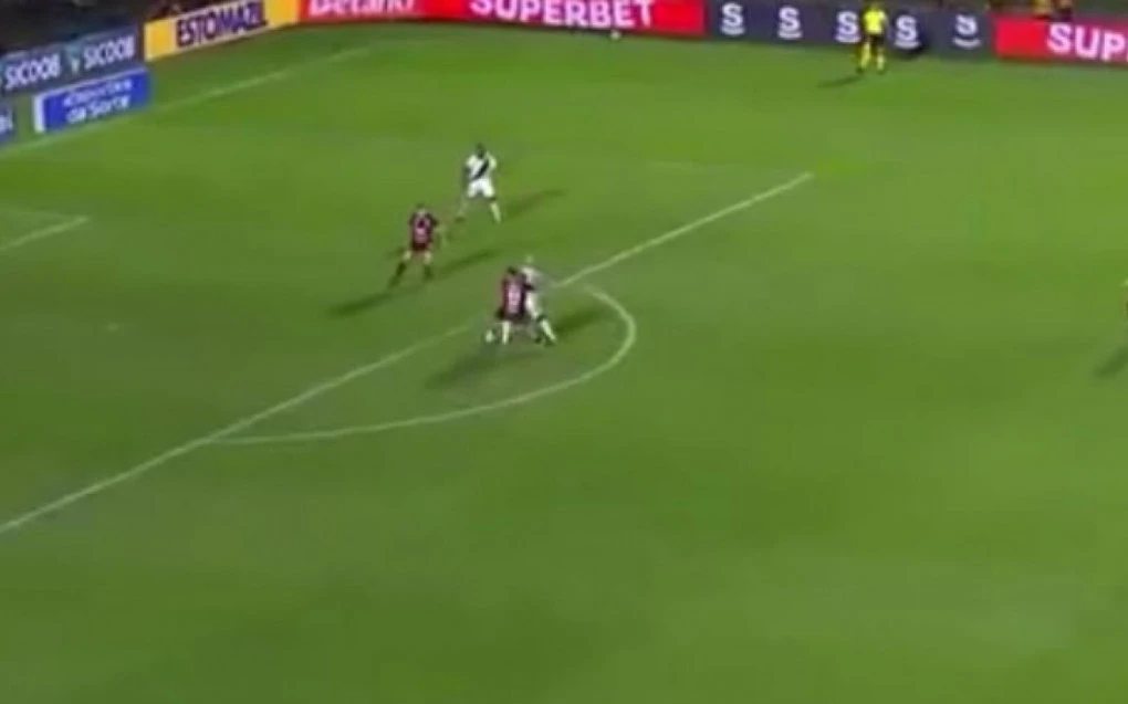 Jogador Barros sendo desarmado durante o jogo entre Vasco e Vitória