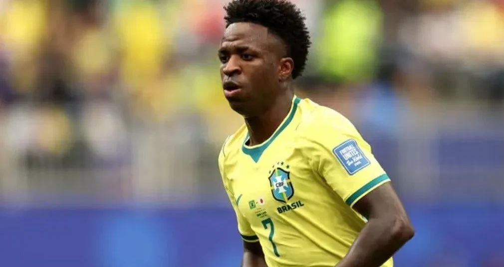 Vinícius Jr dando entrevista após eliminação do Brasil no MetLife Stadium