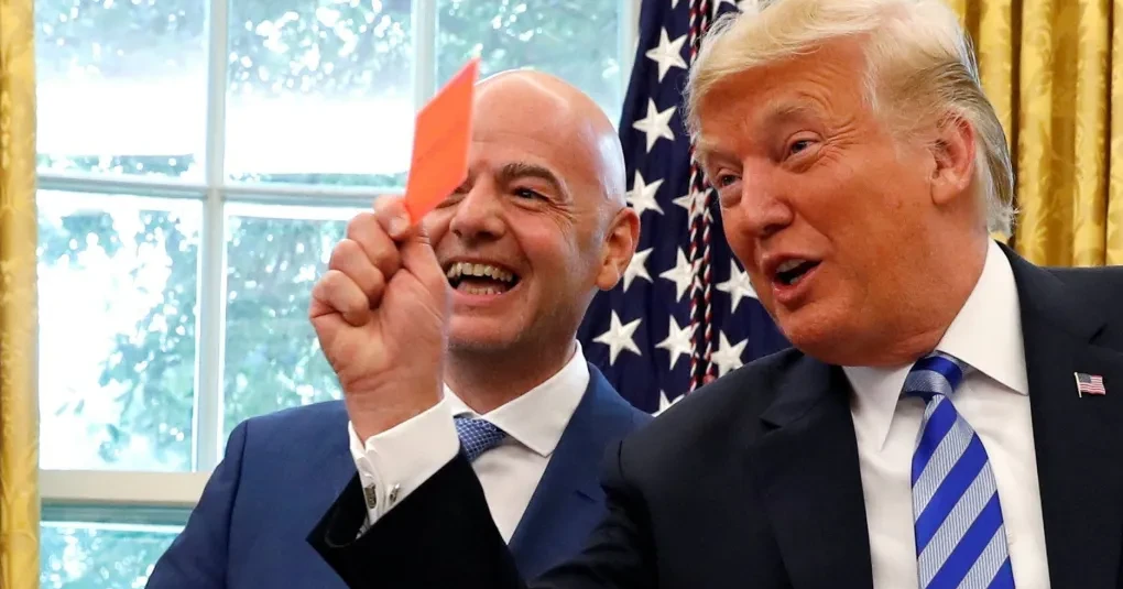 Donald Trump falando no Salão Oval da Casa Branca sobre cartão vermelho