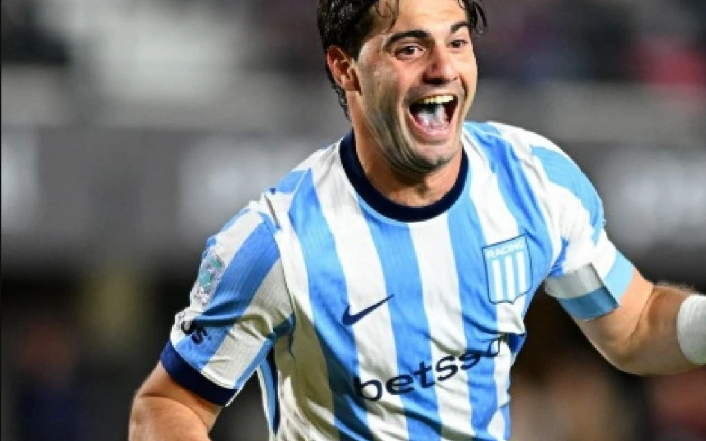 Santiago Sosa em ação com a camisa do Racing disputando a bola