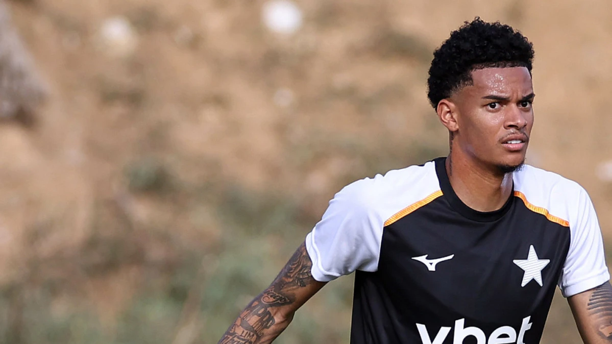 Newton durante treino com o elenco do Botafogo