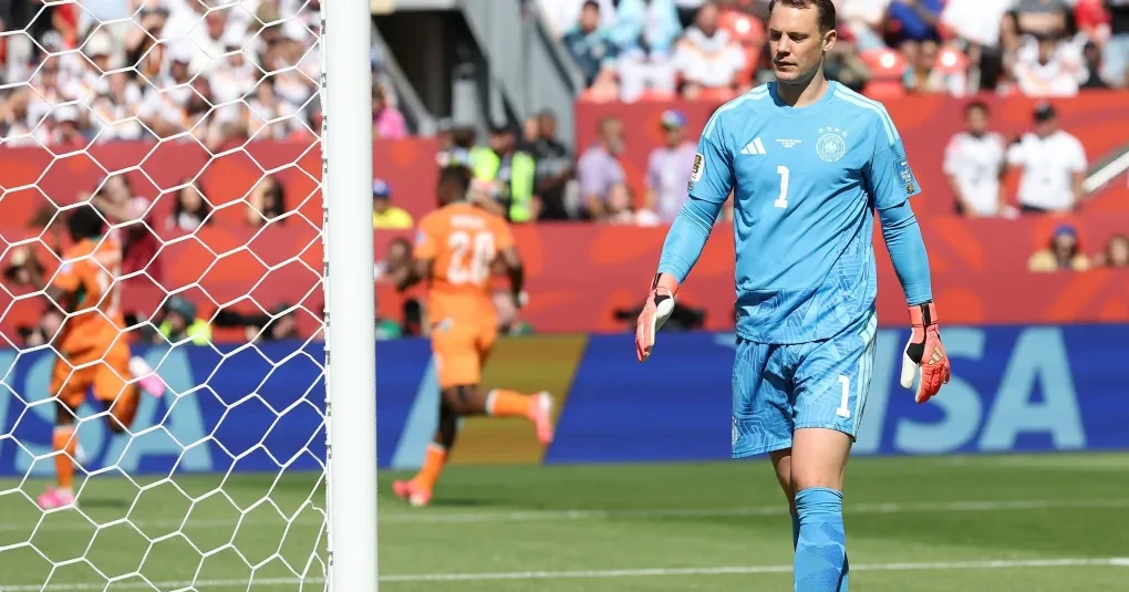 Manuel Neuer com expressão abatida usando a camisa da seleção da Alemanha