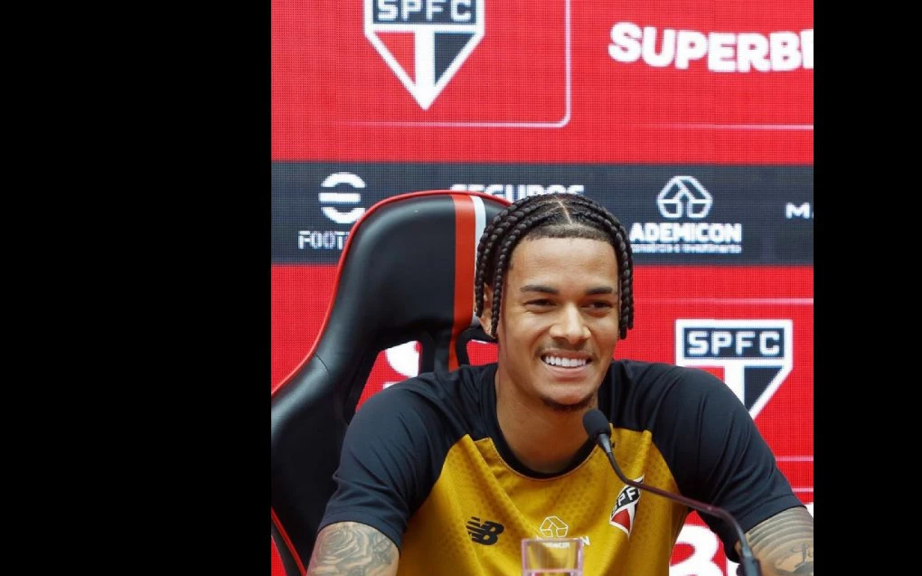 Newton com a camisa do São Paulo no campo, aguardando oportunidades