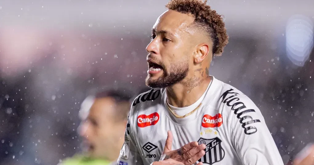 Neymar entrando no CT Rei Pelé durante reapresentação ao Santos