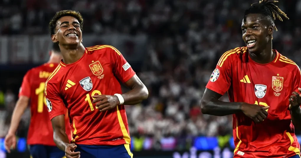 Lamine Yamal disputando bola com a camisa da seleção da Espanha