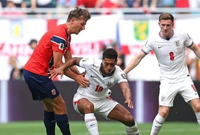 Jogadores em disputa de bola durante Inglaterra x Noruega no Hard Rock Stadium