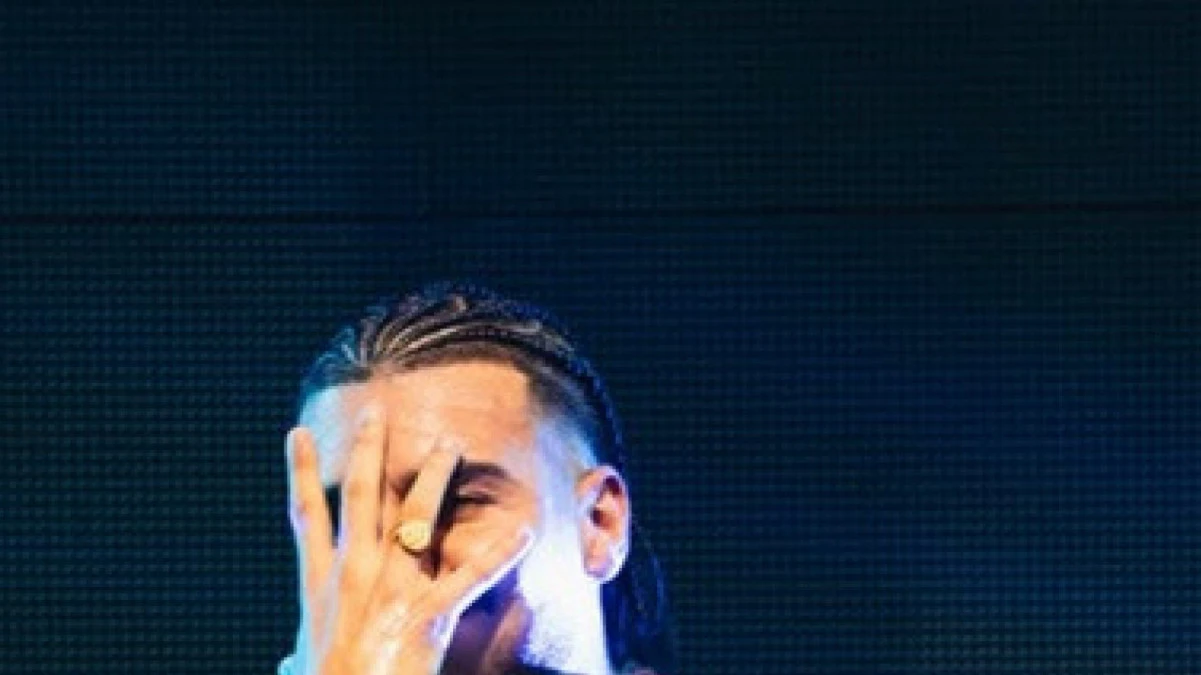 Rapper 2ZDinizz no palco exibindo a nova terceira camisa do Flamengo