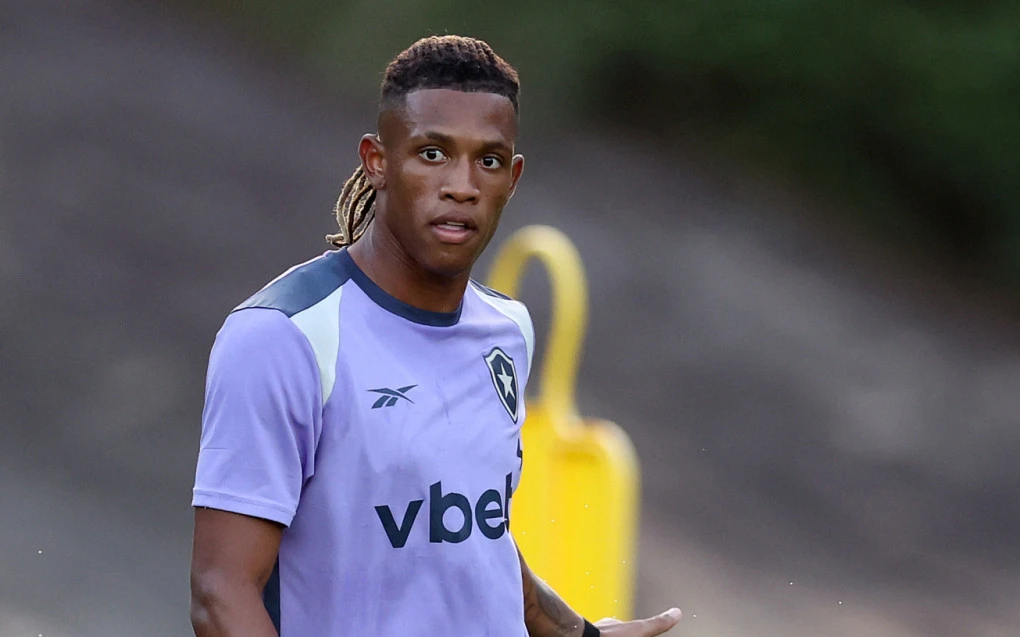 Danilo em ação com a camisa do Botafogo durante partida