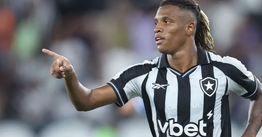 Danilo, volante do Botafogo, durante disputa de bola em jogo
