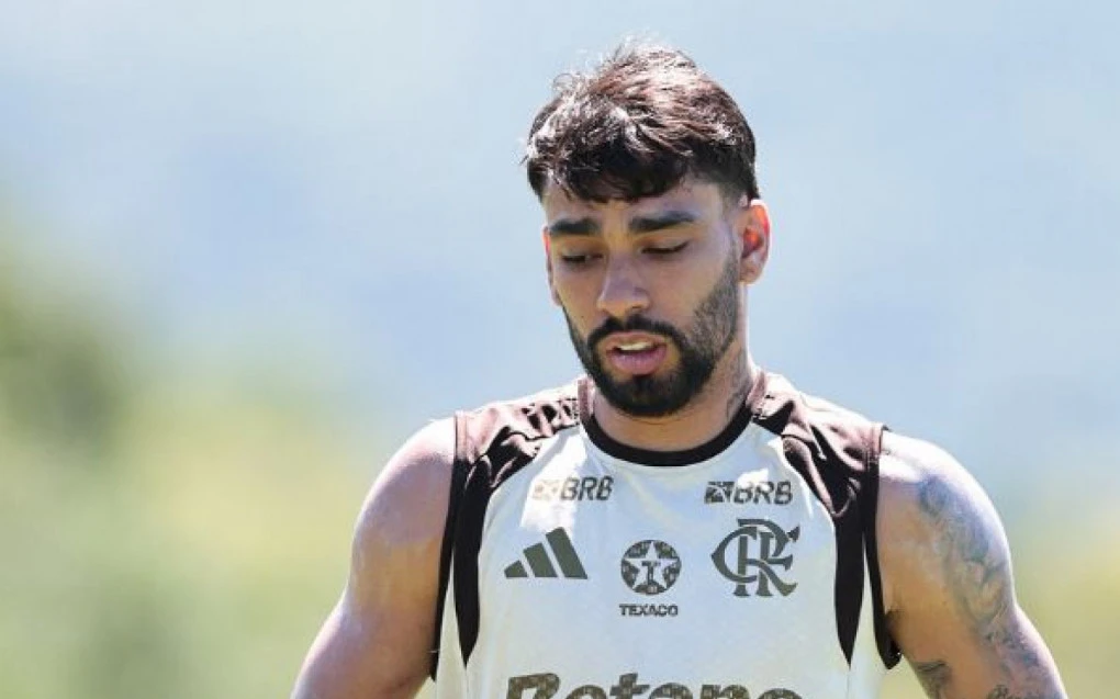 Lucas Paquetá treinando no Ninho do Urubu durante atividade com bola