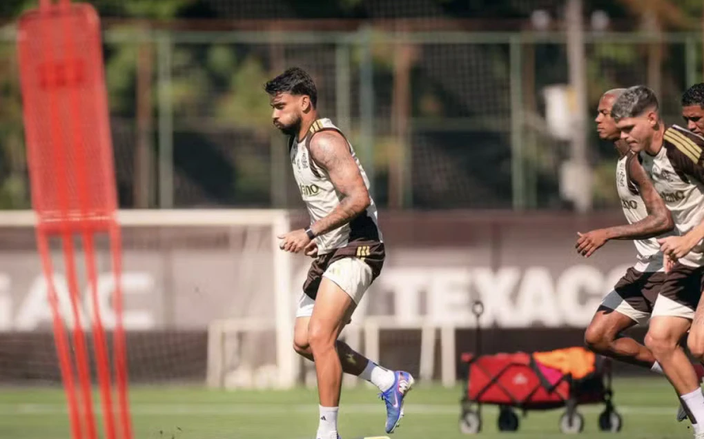 Lucas Paquetá em treino do Flamengo vestindo uniforme do clube durante atividade