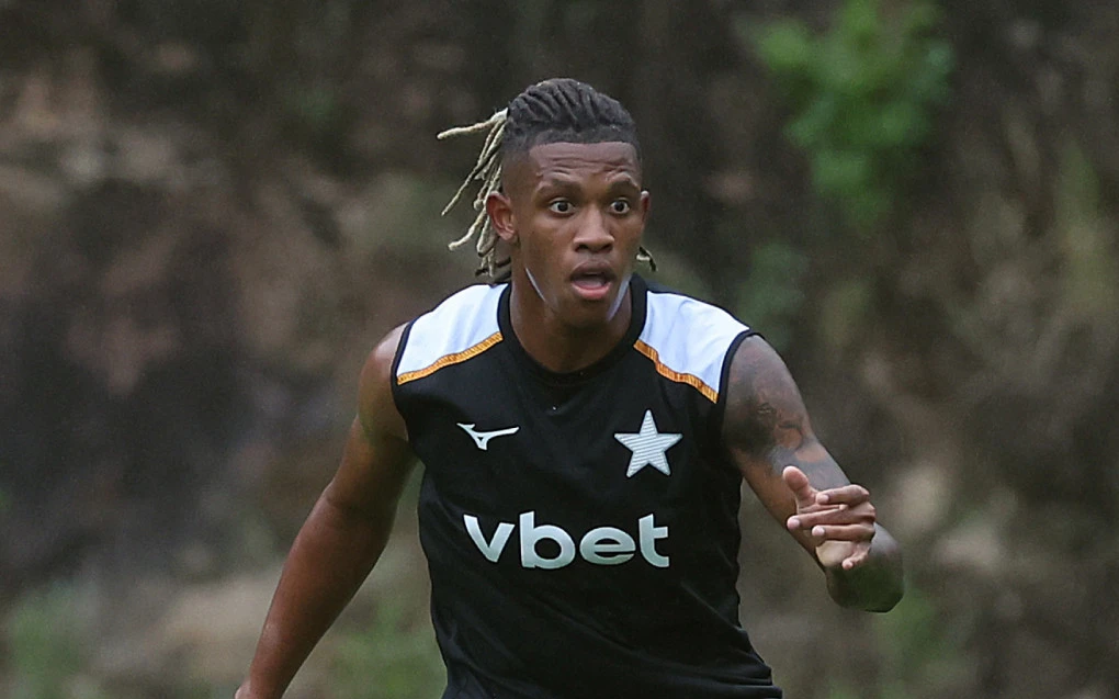 Danilo em treino do Botafogo usando colete, olhando para o campo no CT