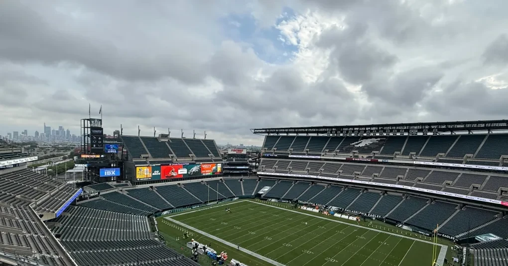 Torcidas e bandeiras nas arquibancadas do Lincoln Financial Field antes de partida