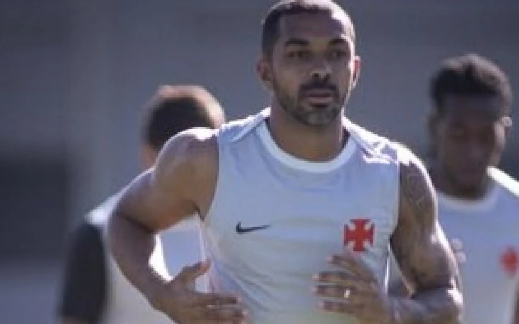 Paulo Henrique em treino com a camisa do Vasco no campo
