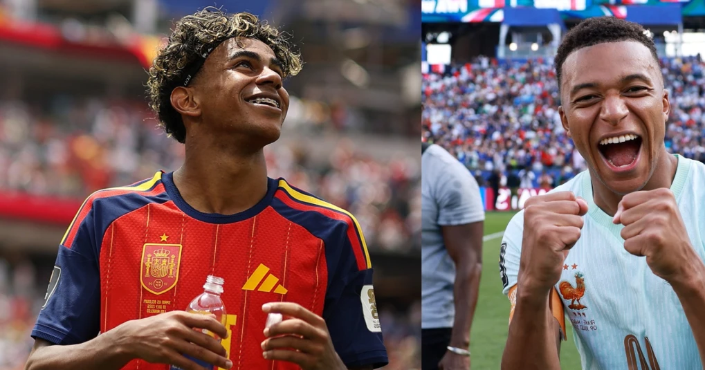 Jogadores da seleção espanhola comemorando gol com abraço coletivo no campo