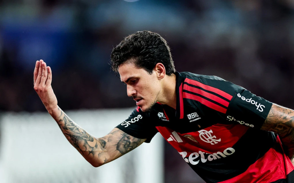Pedro comemorando gol vestindo a camisa do Flamengo no gramado