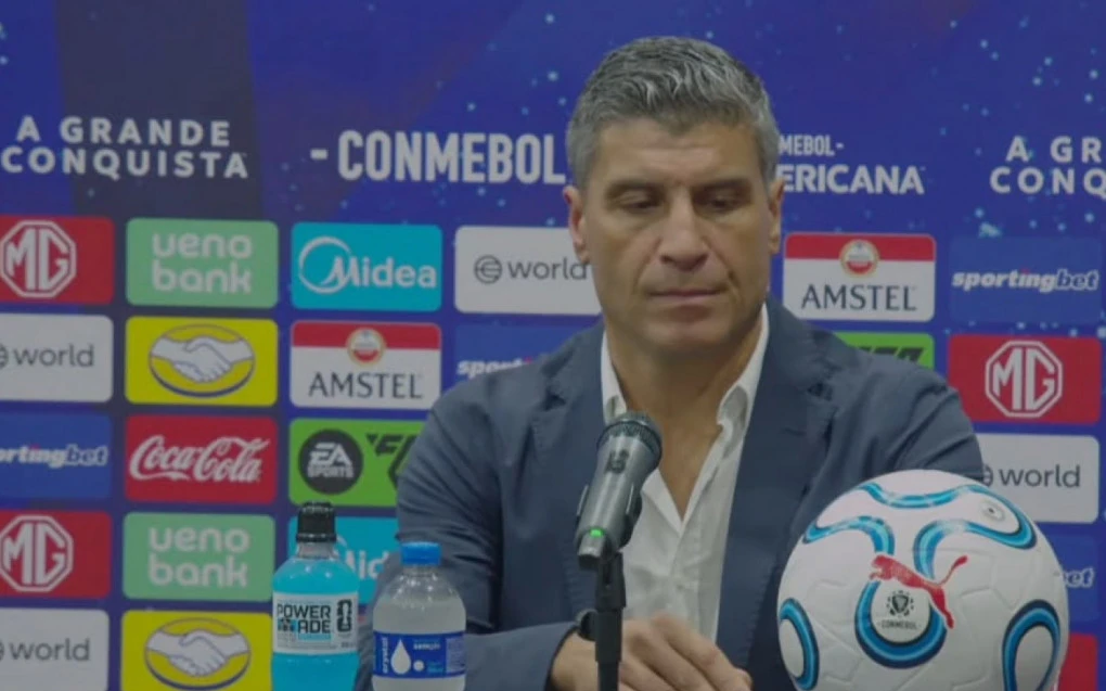 Pedro Emanuel durante entrevista coletiva após partida do Vasco
