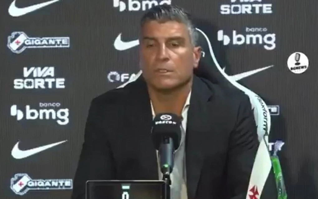 Pedro Emanuel durante apresentação no Vasco, falando ao microfone em coletiva
