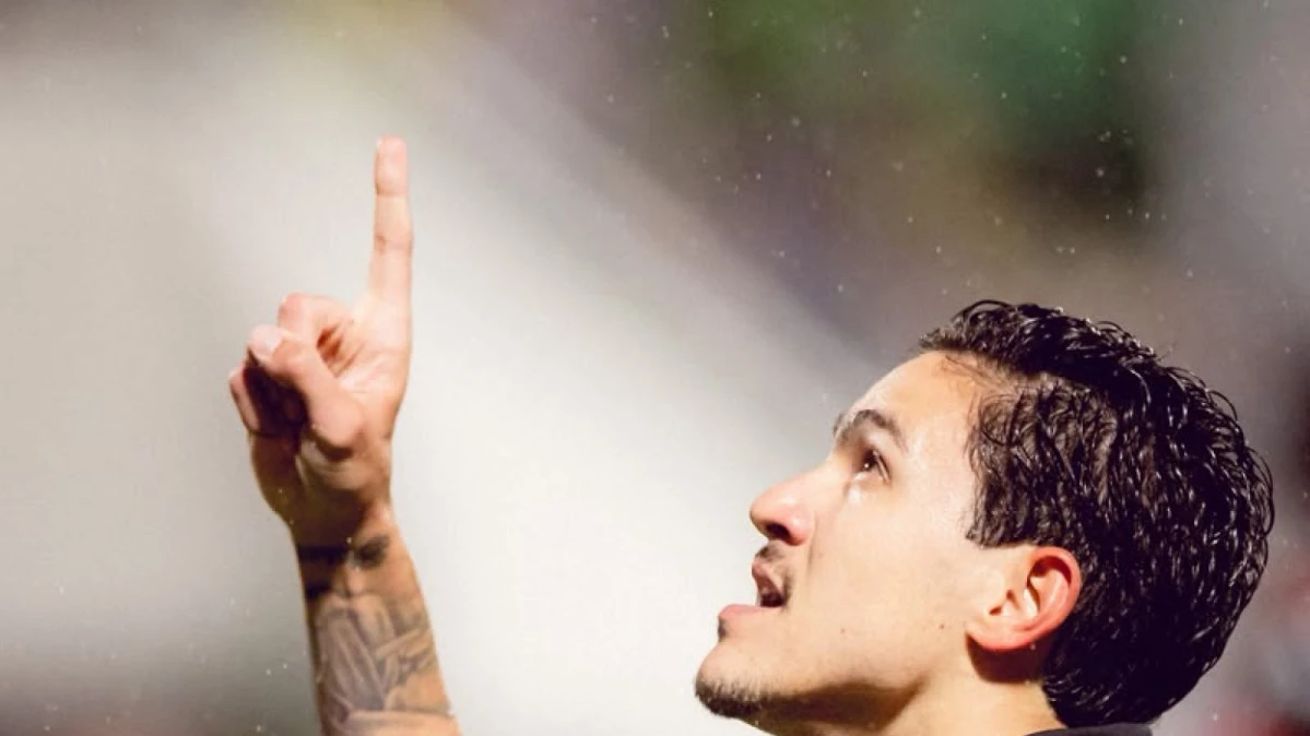 Pedro comemorando com os braços abertos vestido com a camisa do Flamengo