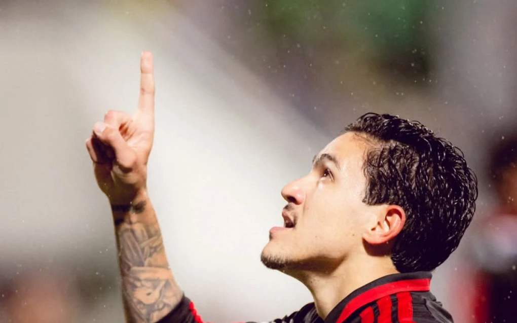 Pedro comemorando gol com a camisa do Flamengo no Maracanã