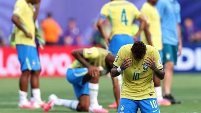 Torcedores desapontados nas arquibancadas após eliminação da seleção brasileira