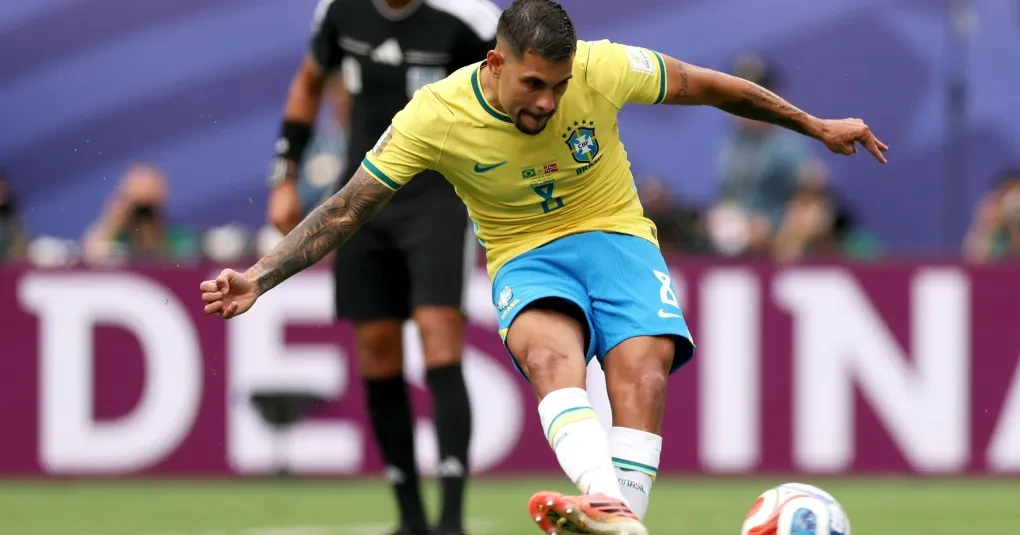 Bruno Guimarães cobrando pênalti com a camisa da Seleção Brasileira