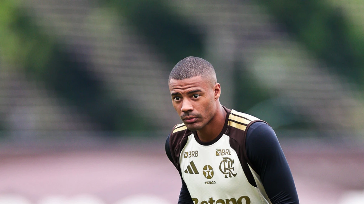 De La Cruz em treino pelo Flamengo com bola e colete