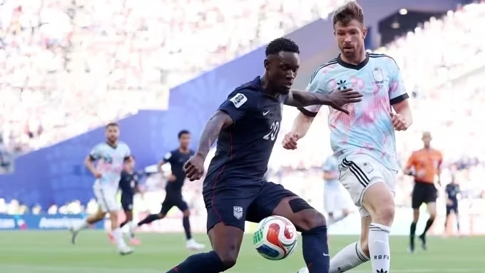 Folarin Balogun em campo vestindo a camisa dos Estados Unidos durante a Copa do Mundo de 2026