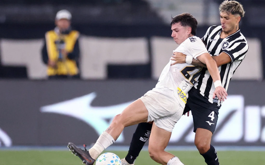 Mateo Ponte em ação pelo Botafogo correndo com a bola