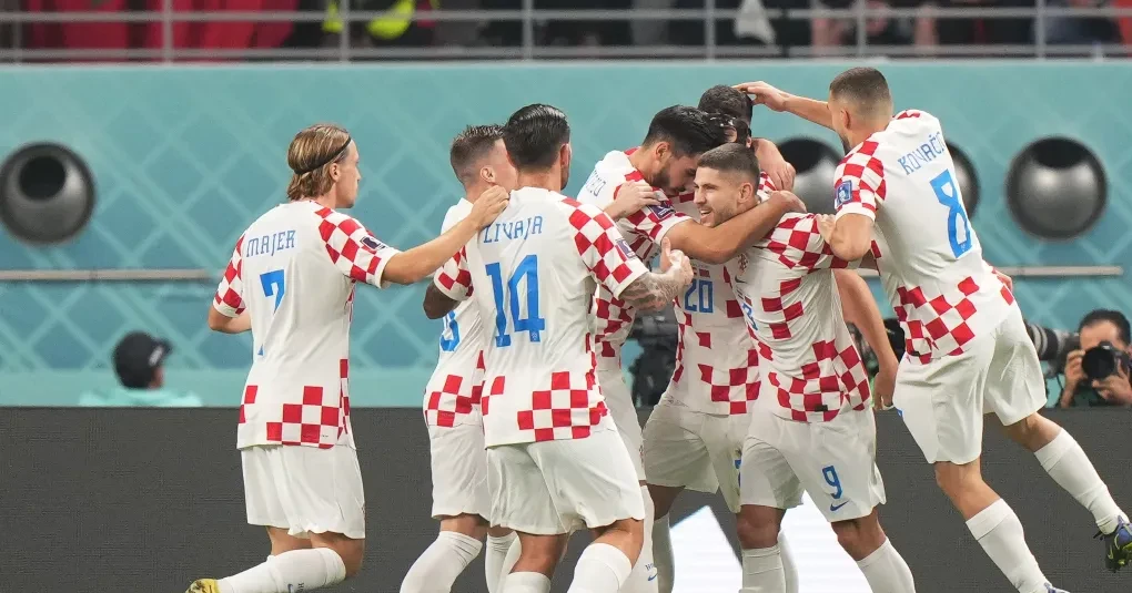 Torcida e jogadores em ação antes da disputa entre França e Inglaterra em Miami
