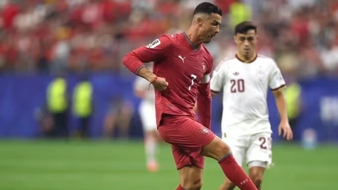 Jogadores espanhóis comemorando gol no AT&T Stadium em Dallas
