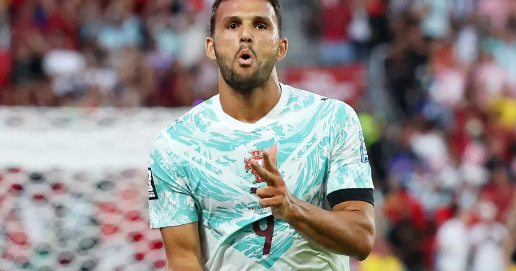 Gonçalo Ramos subindo para cabecear o gol decisivo contra a Croácia no BMO Field