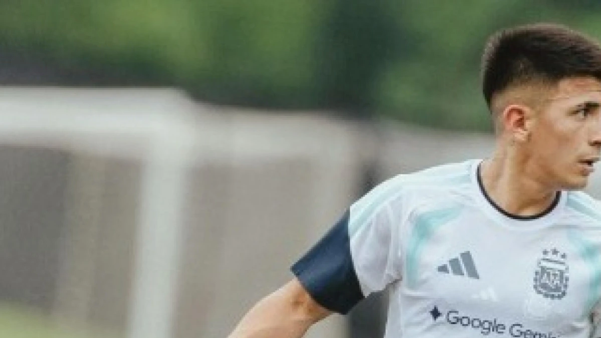 Thiago Almada em ação com a bola, vestindo o uniforme do Atlanta United